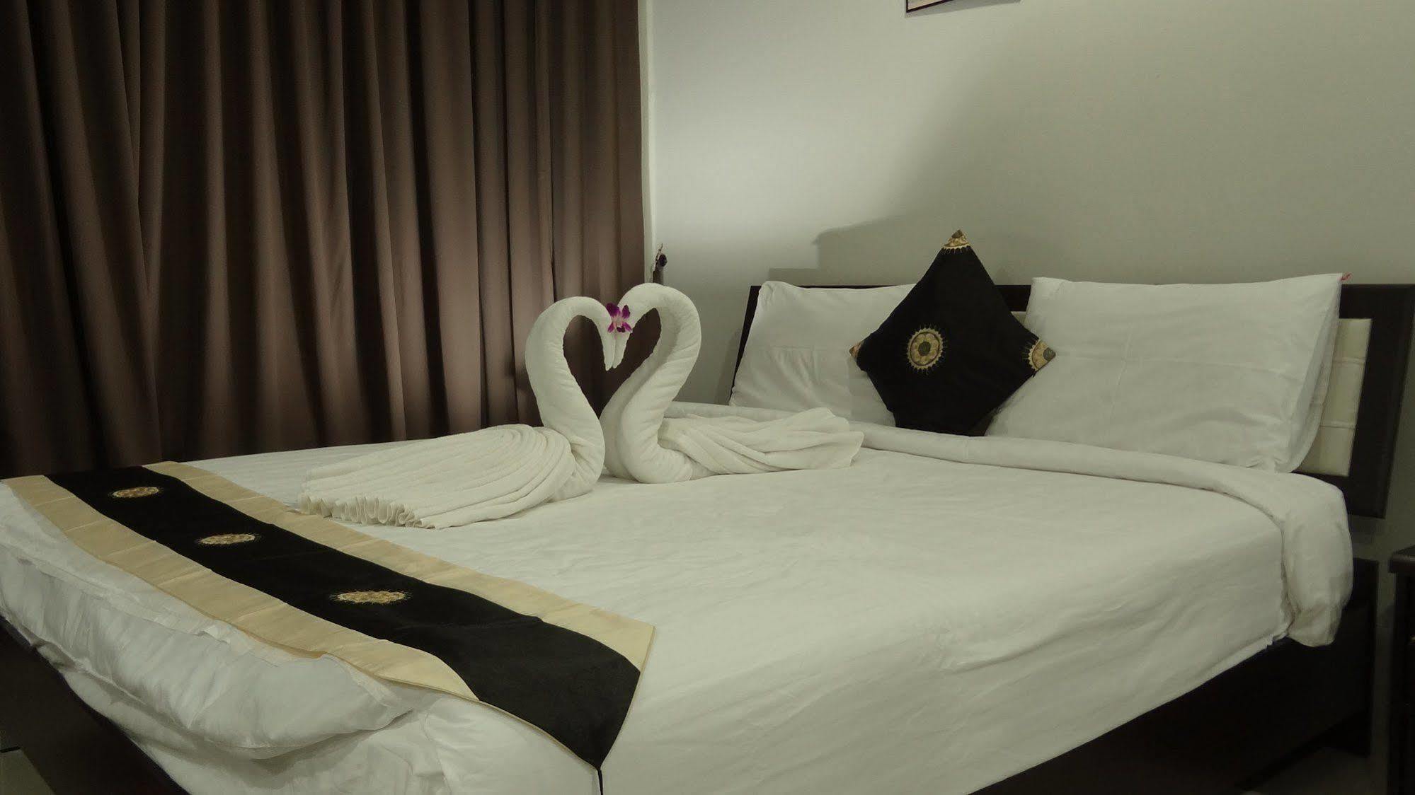 But Different Phuket Boutique Hotel Nai Harn Luaran gambar