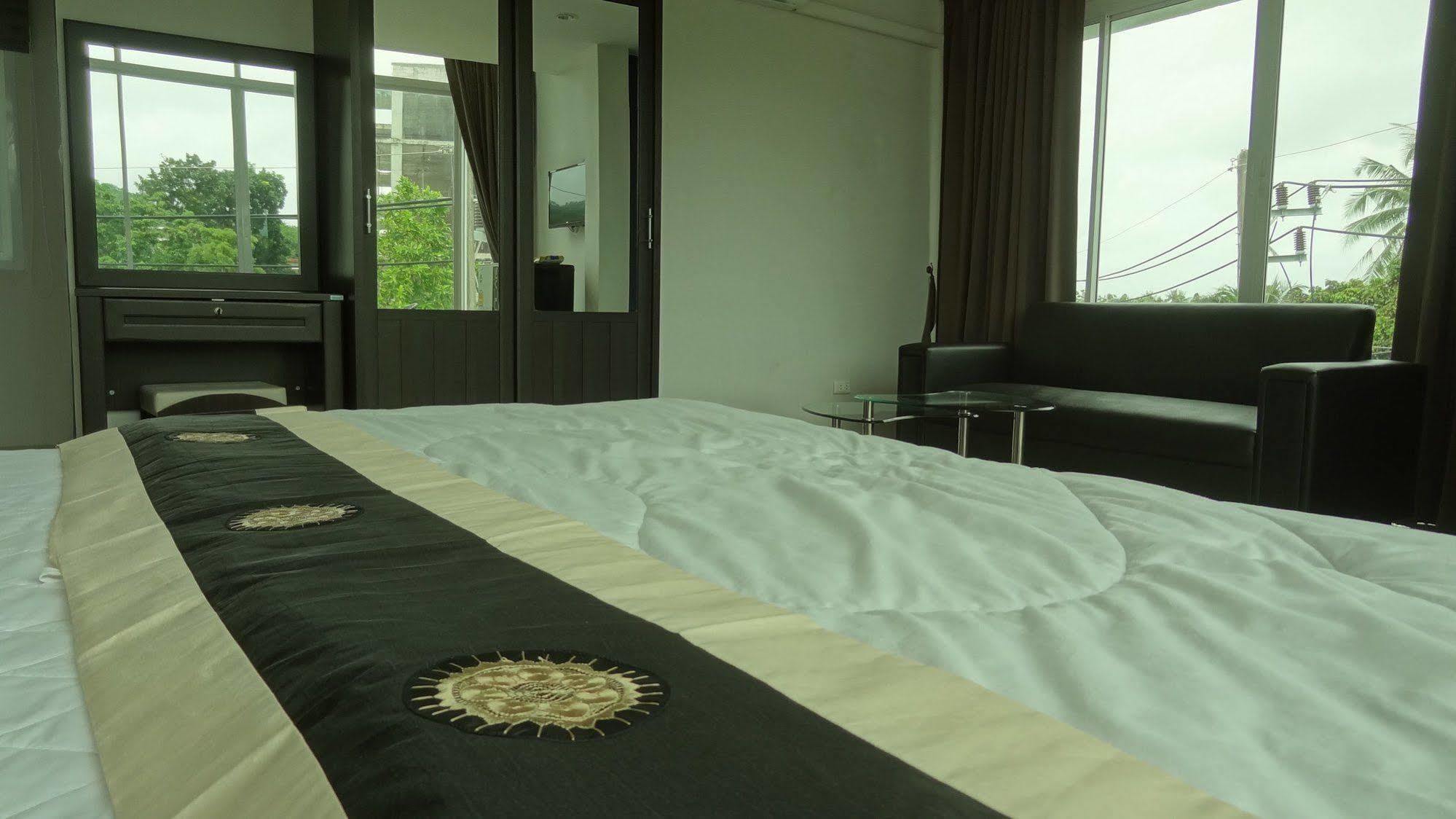 But Different Phuket Boutique Hotel Nai Harn Luaran gambar